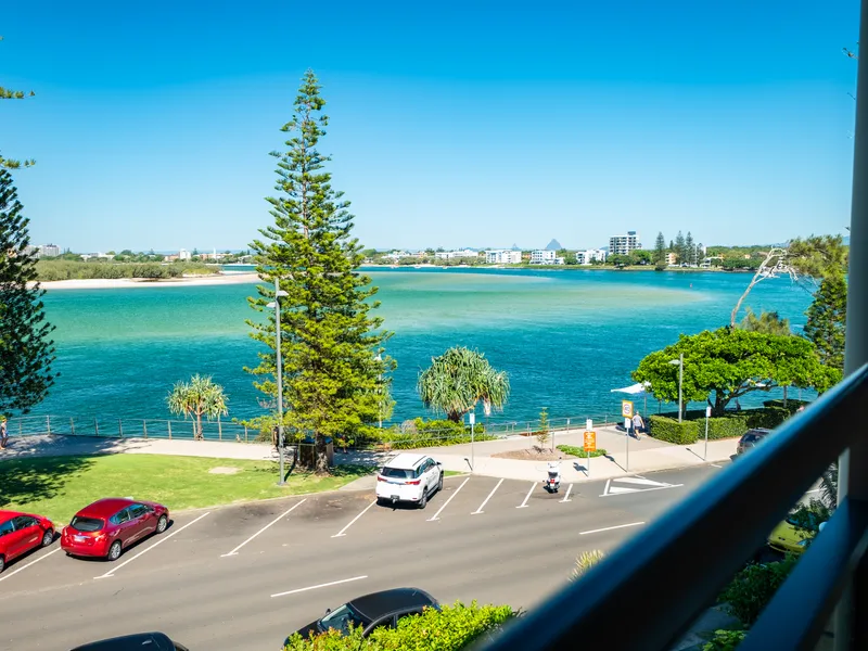Vibrant Beachside Living with Views!