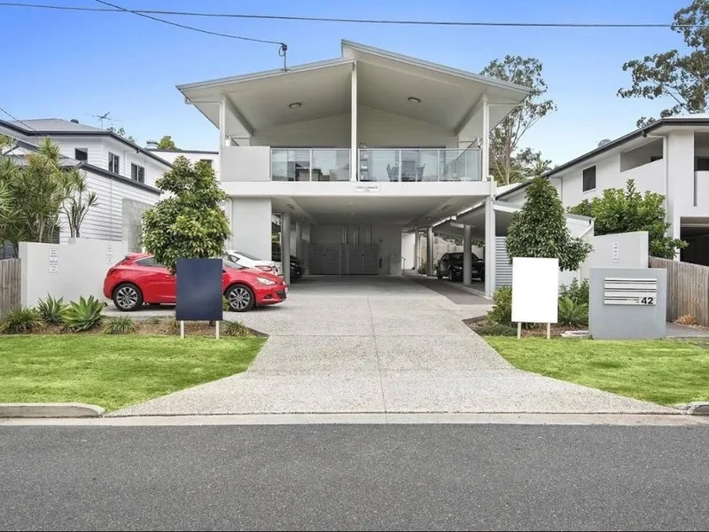 Your Urban Oasis With A Large Courtyard