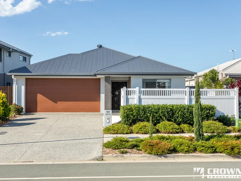 Low Maintenance, Lowset Home in Highly Desirable Lakeside Suburb