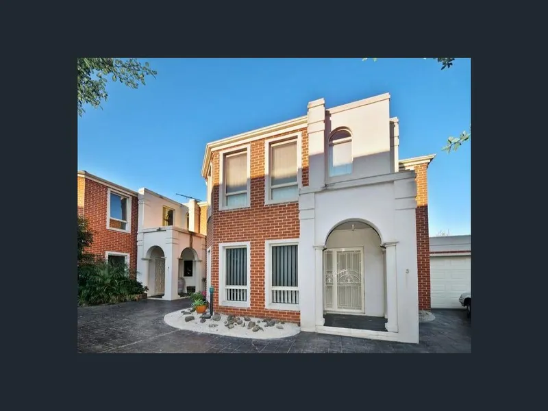 LUXURY TOWNHOUSE!!