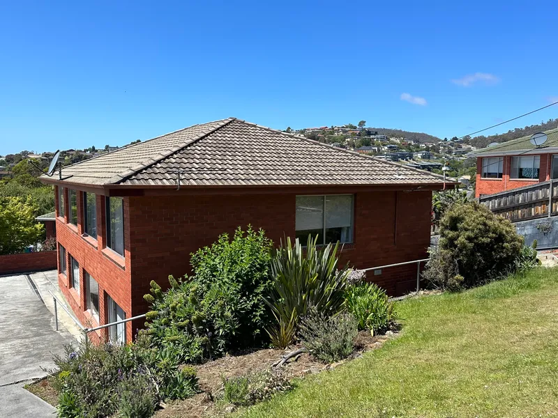 Neat first home or Investment!