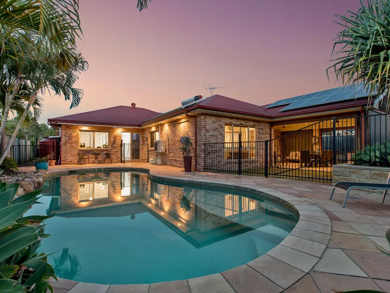 Upmarket Family Home/ Entertainers Delight/ In-Ground Pool