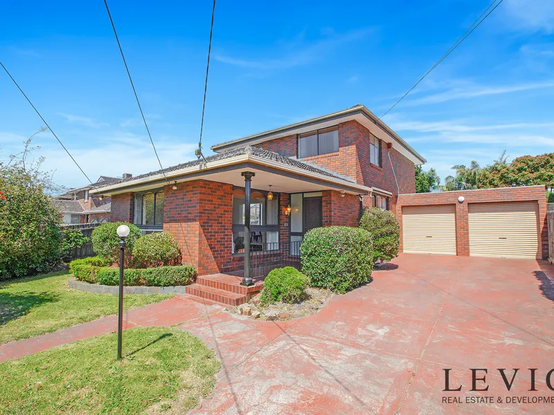 “GRACIOUS LIVING ON GLENELG”