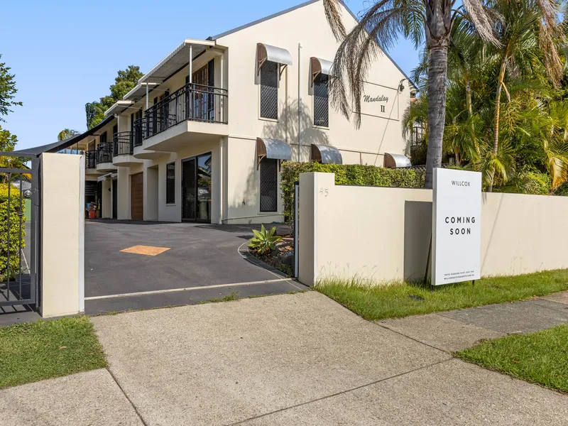 NEAT AND TIDY THREE BEDROOM TOWNHOUSE MINUTES FROM CBD & BROADWATER