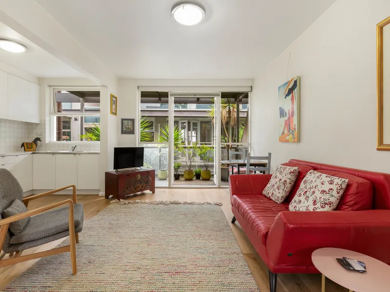 Light, bright & close to vibrant St Kilda!