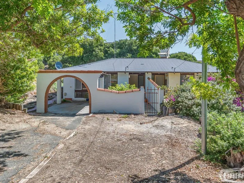 2 bedroom unit close to the Beach