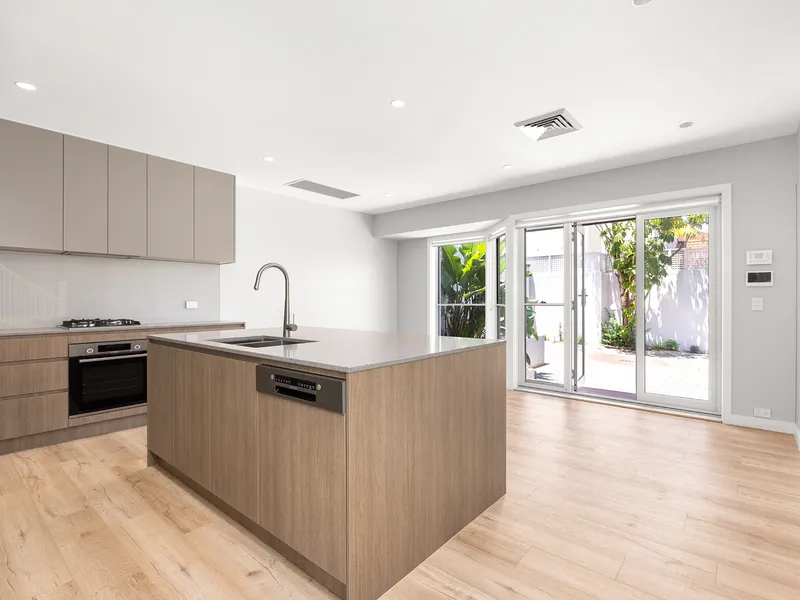 Stunningly and freshly renovated four bedroom residence in Raleigh Park Estate