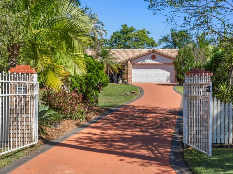 Spacious 3-Bedroom Home with Mountain Views and in-ground pool