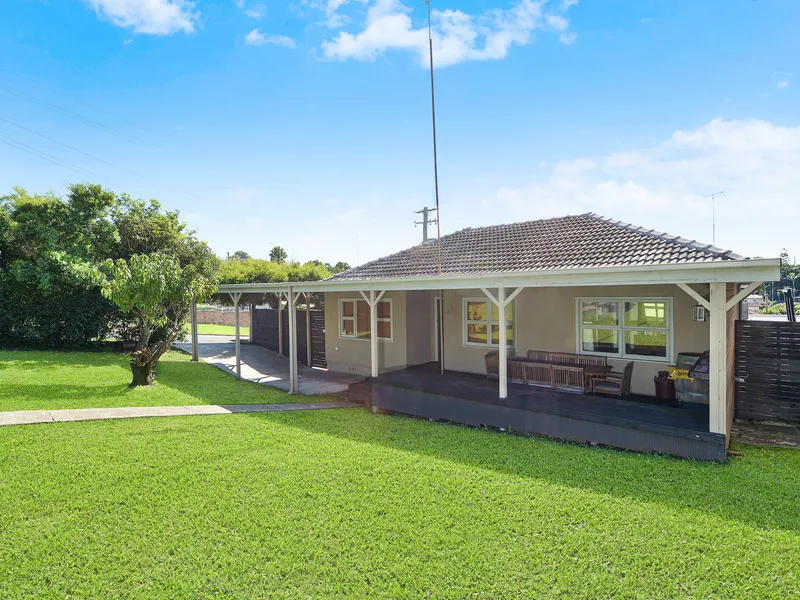 Welcoming family home in desirable lakeside setting