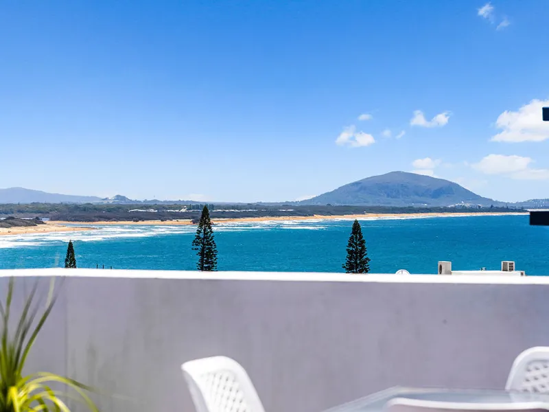 LIVE ONE STREET BACK FROM THE BEACH