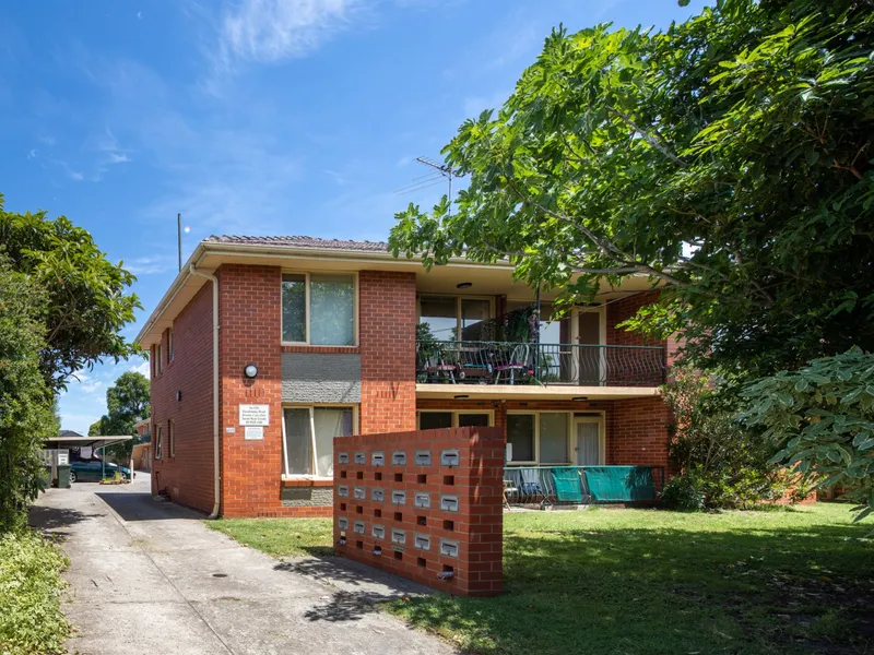 RENOVATED ONE BEDROOM APARTMENT WITH CHADSTONE JUST A STEP AWAY.