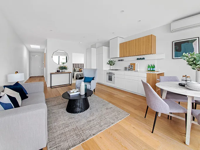 MODERN & BRIGHT IN PRIME LOCATION