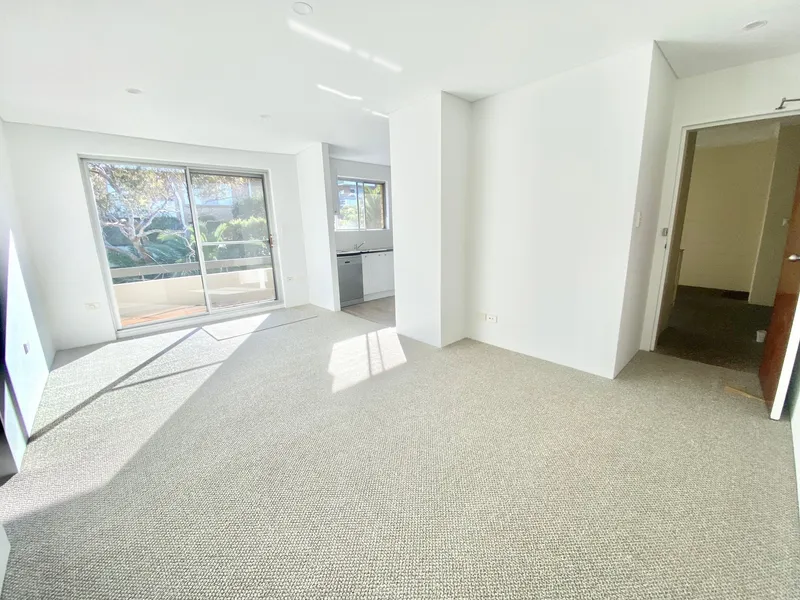 Top Floor - North Facing - Walk to Everything