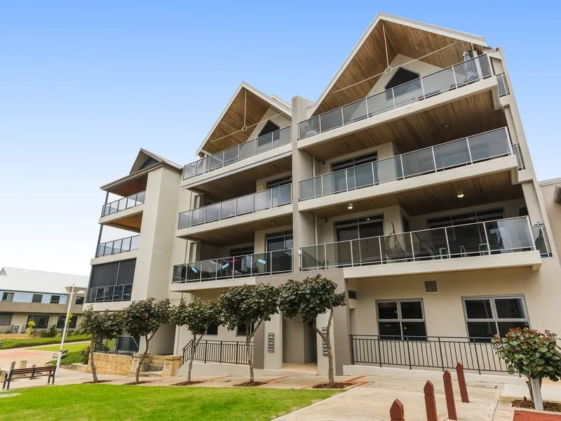 Fully furnished Venetian canal apartment