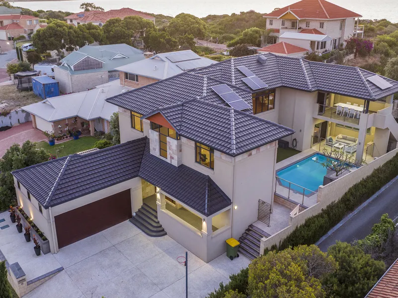 SPECTACULAR OCEANFRONT MANSION - LUXURY LIVING