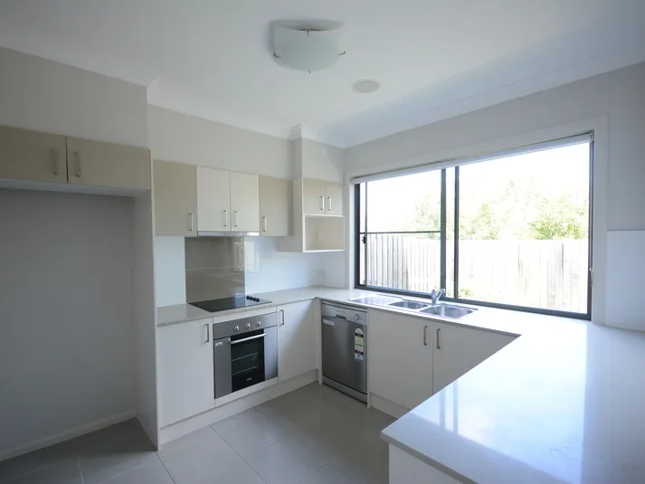 Luxury 4 Bedrooms 7 yrs new townhouse Marsden