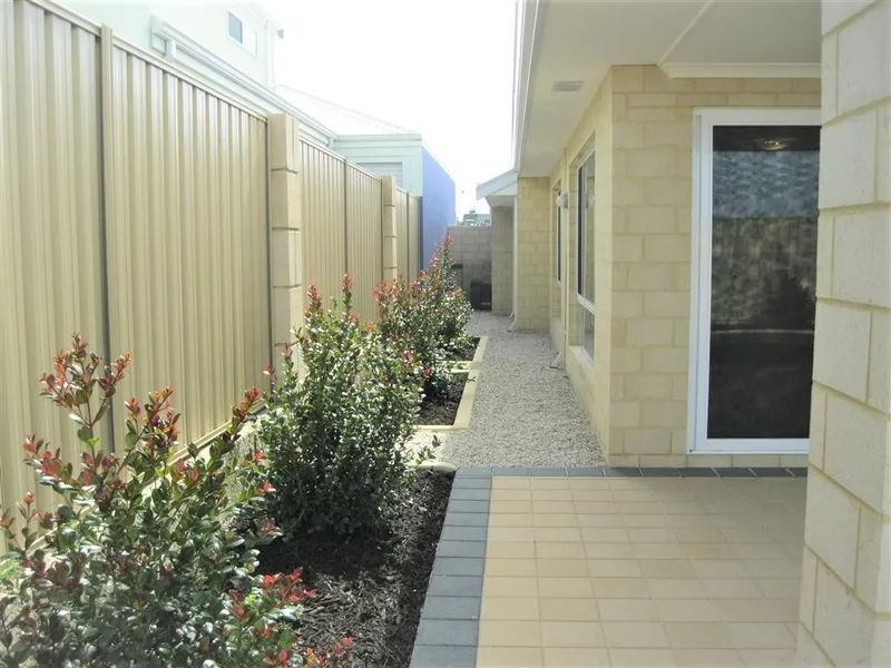JINDALEE BEAUTY! 5 Bedrooms + Study/Activity!