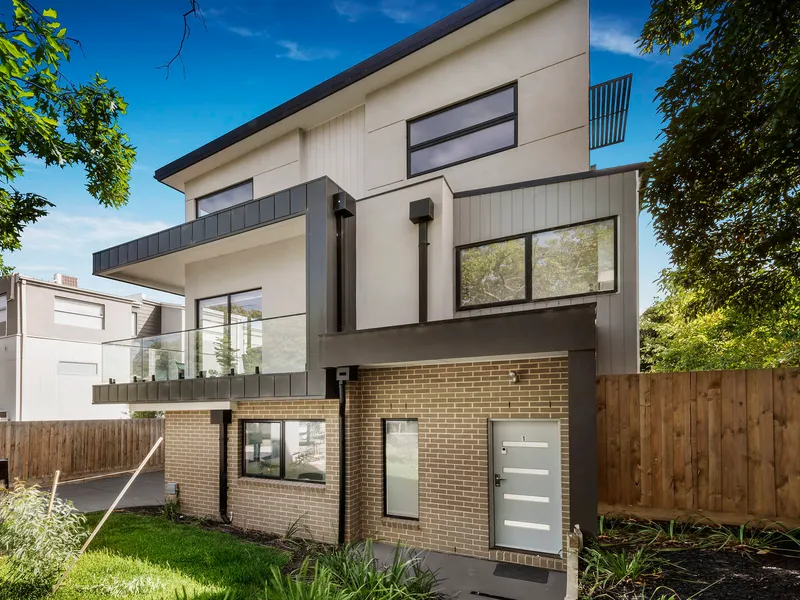 Brilliant Townhouse Near Box Hill Central