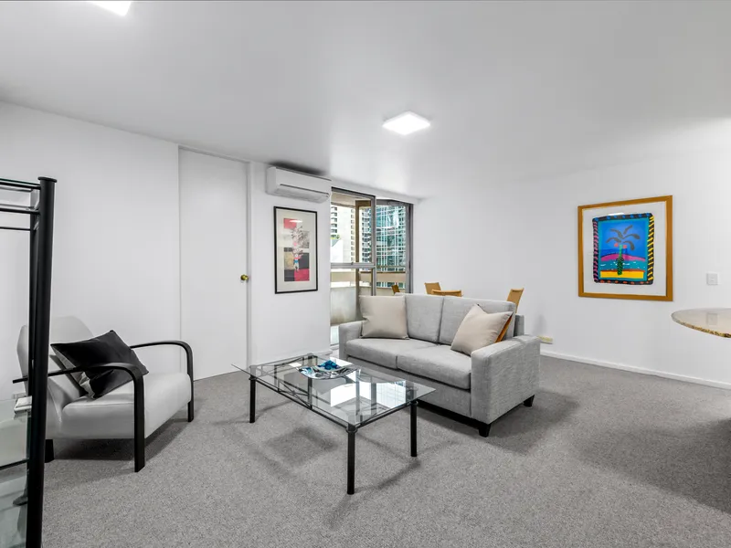 MOVE STRAIGHT IN - FULLY FURNISHED