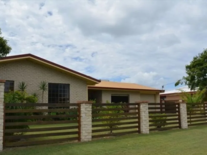 SPACIOUS LIVING - PRIVATE & TROPICAL GARDENS