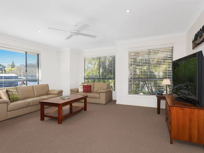 Immaculate free standing duplex in prime position