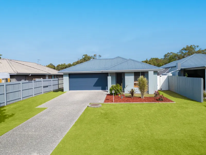 Contemporary Elegant Home With Side Access And Nature At Your Back Door