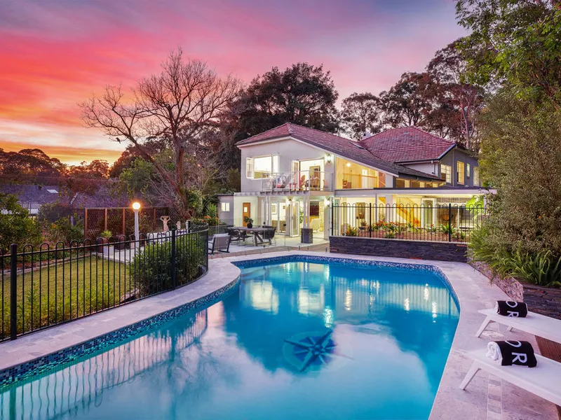 IMPRESSIVE ENTERTAINER IN GOLF COURSE SETTING