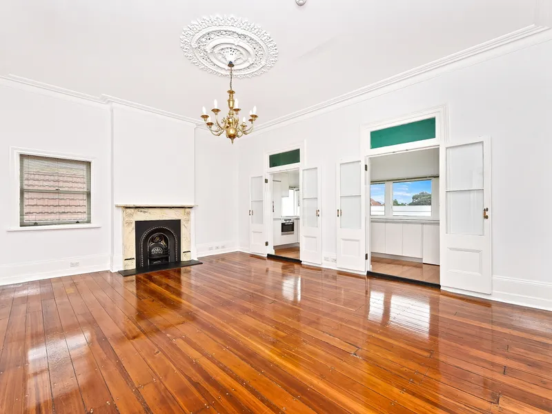 SPACIOUS LIGHT FILLED VICTORIAN STUDIO IN CONVENIENT LOCATION 