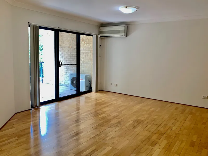 This very conveniently located neat and tidy 2 bedroom unit is so close to everything in Baulkham Hills.