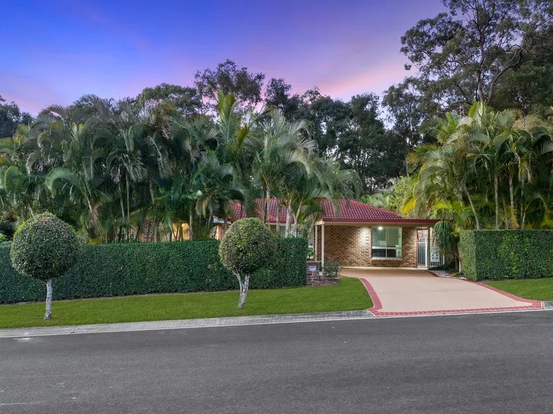 **AVAILABLE NOW** SPACIOUS 5 BEDROOM HOME ON 636m2 WITH IN-GROUND POOL!