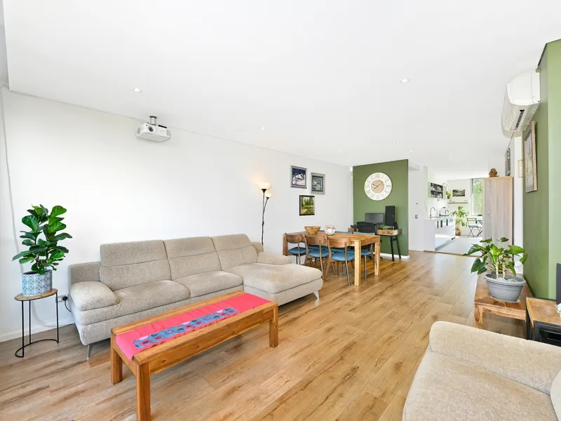 OUTSTANDING AIR CONDITIONED TOP FLOOR UNIT, TIMBER FLOORS, UPDATED KITCHEN & BATHROOMS & STORAGE!