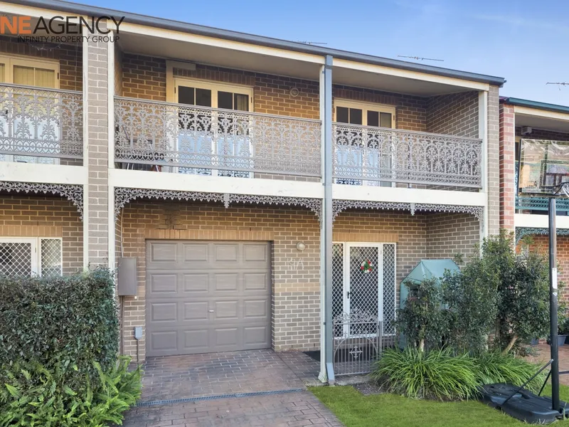 LARGE 4 BEDROOM TOWNHOUSE, NO STRATA FEES!