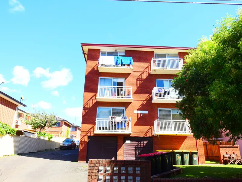 3 BEDROOM UNIT on FIRST FLOOR 2 Week Free Rent