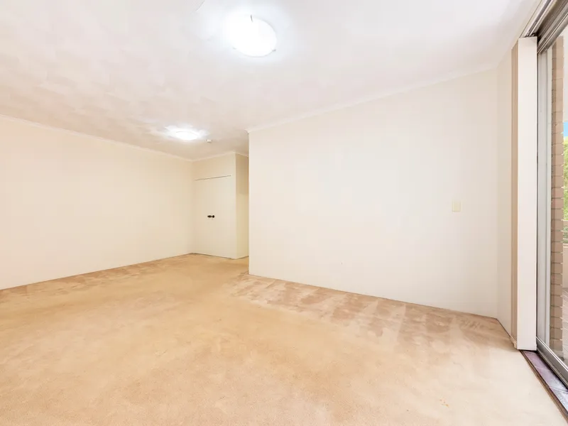 One week rent free - COMFORTABLE AND CONVENIENT 2 BEDDER
