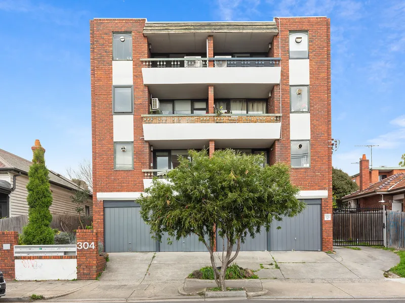 City Fringe Apartment with Lock Up Garage