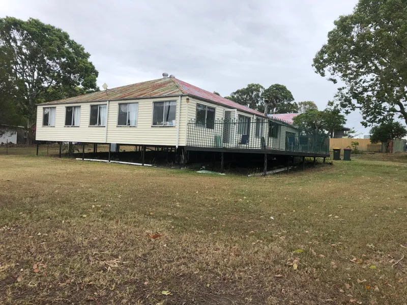 LARGE HOME ON BIG BLOCK