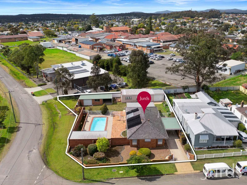 1176SQM & 5 BEDROOM BRICK HOME ON HOSPITAL HILL
