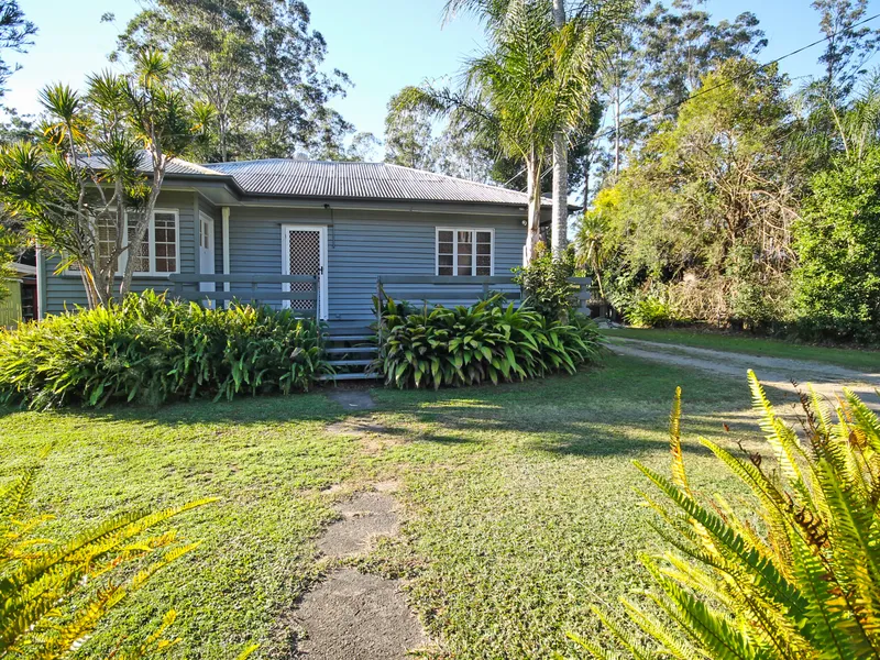 WOODFORD CHARM ON HALF AN ACRE