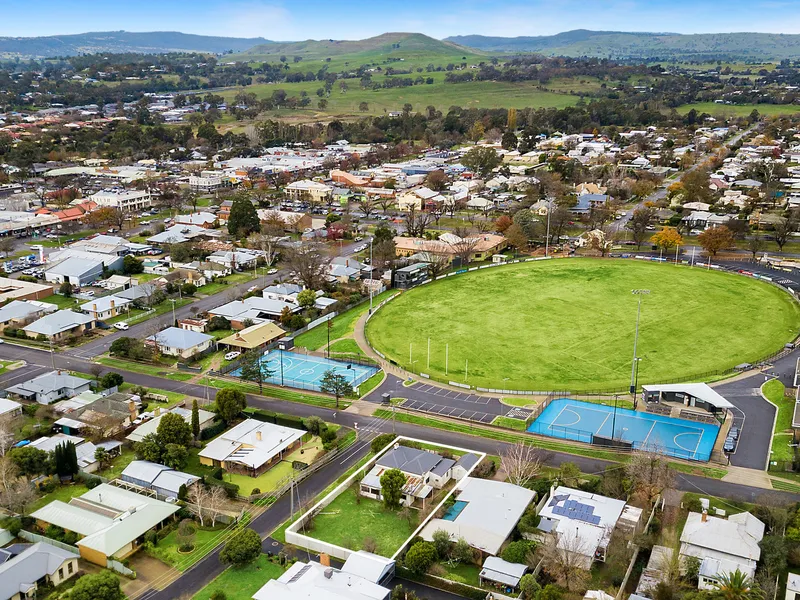 Classic Home In An Unbeatable Location!