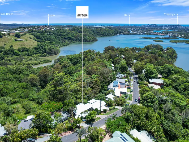 Vast Coastline Views in Lush Green Surrounds!