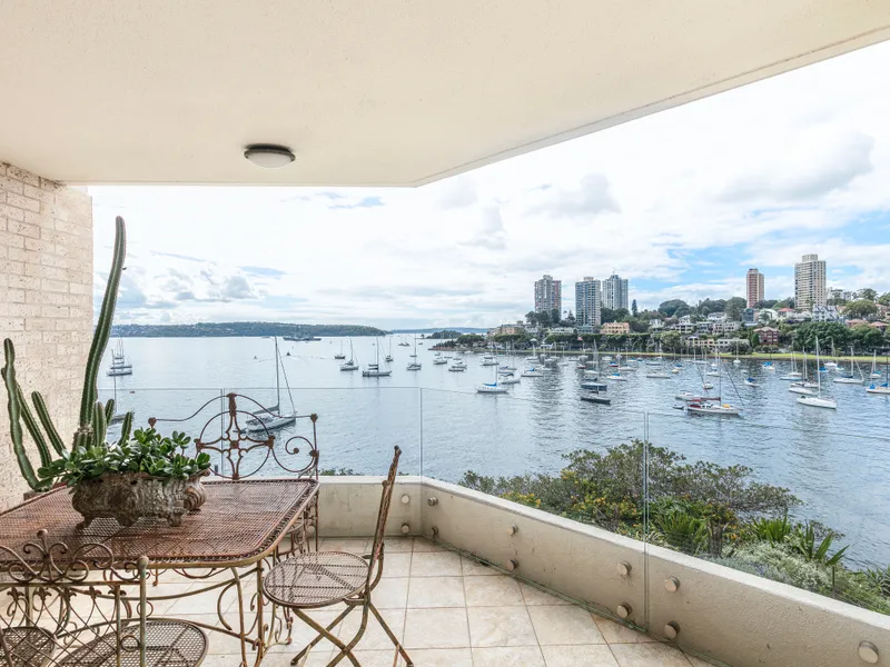 Large-scale waterfront home in “Kincoppal”