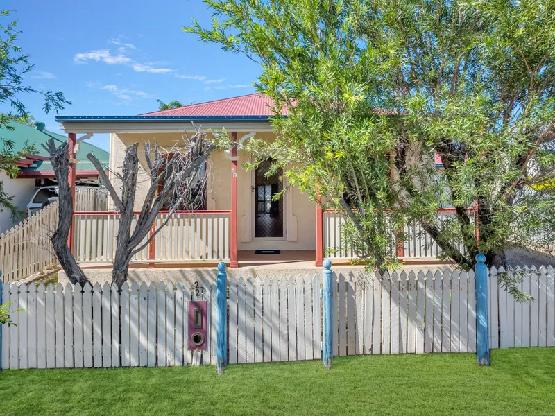 Tucked away in Douglas , close to University & Hospital this 3 Bedroom Home is great for family living or Uni Students
