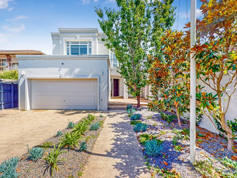 LARGE AND LIGHT FILLED REFURBISHED FOUR BEDROOM TOWNHOUSE