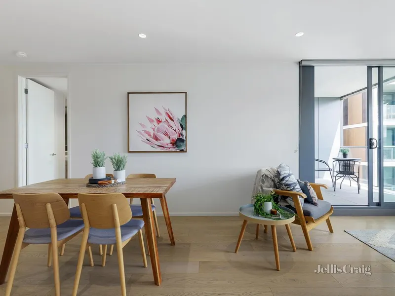 Urban Chic Living With Panoramic Views