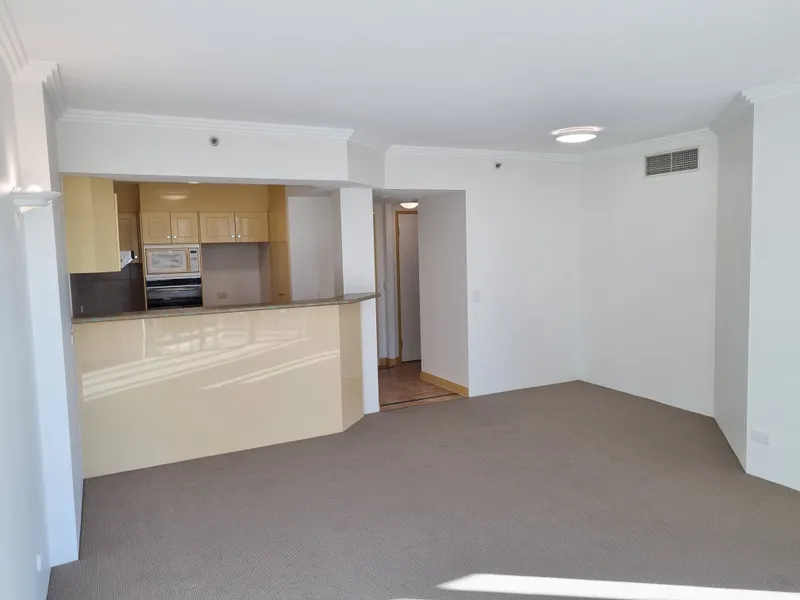 Spacious and rare Unfurnished 1 Bedroom apartment in Surfers Paradise