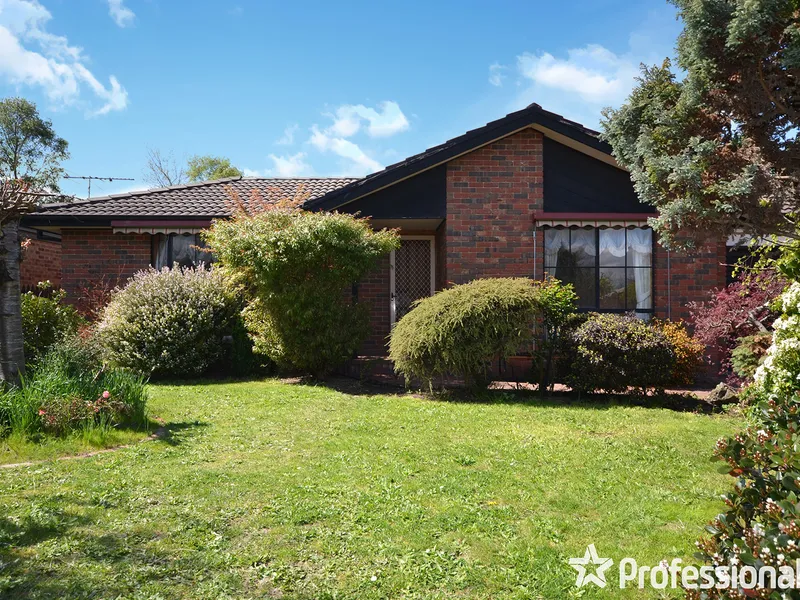 NEAT & SWEET IN THE POPULAR LAKES ESTATE