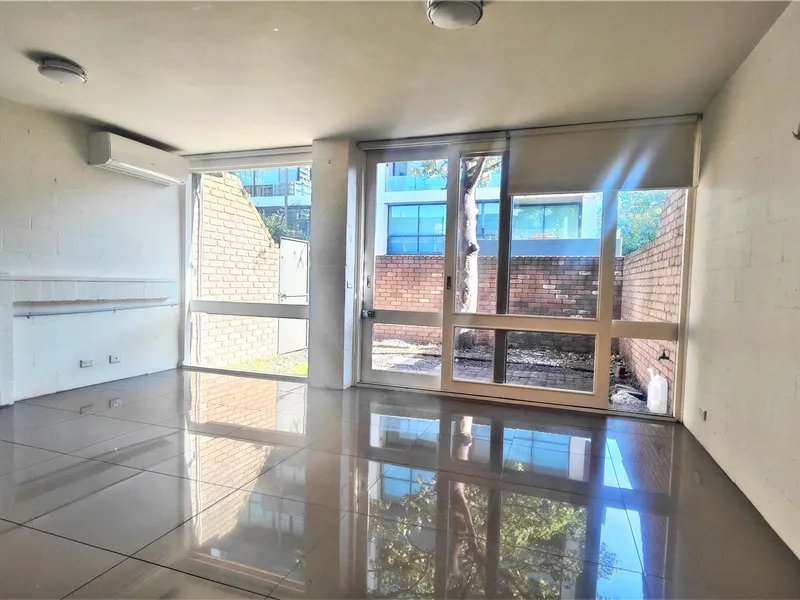Spacious 2 bedroom apartment with 2 floors and a private courtyard!