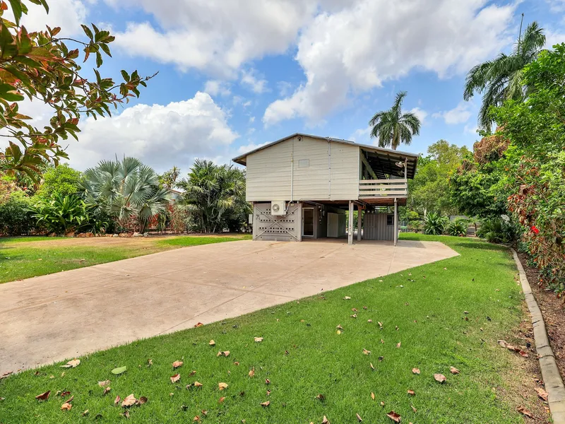 SPACIOUS AND TROPICAL FAMILY HOME