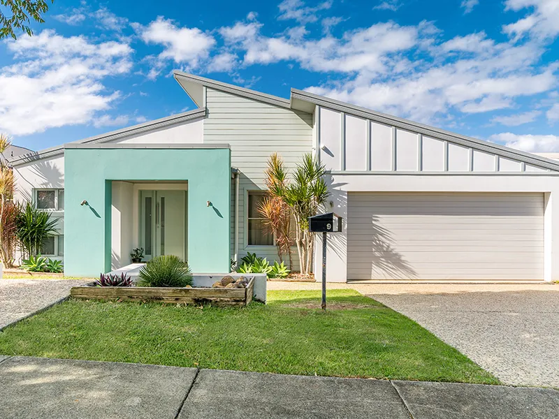 SINGLE-LEVEL SEASIDE FAMILY ENTERTAINER