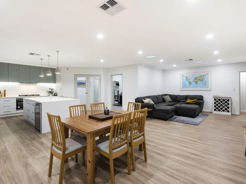 LAVISH SPACE TO LIVE & ENTERTAIN, IN A SOUGHT-AFTER CUL-DE-SAC POSITION!